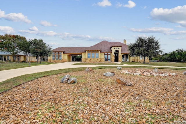 view of front facade with a front lawn