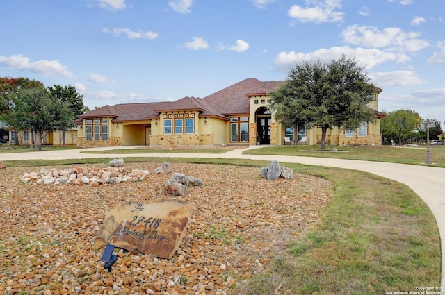 view of front facade with a front lawn