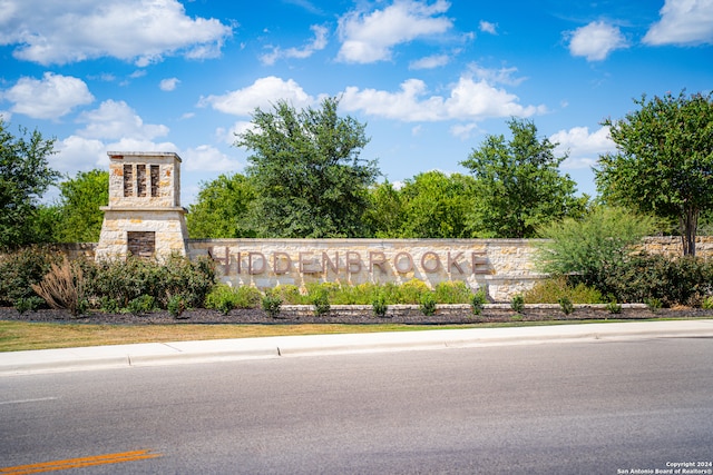 view of community / neighborhood sign