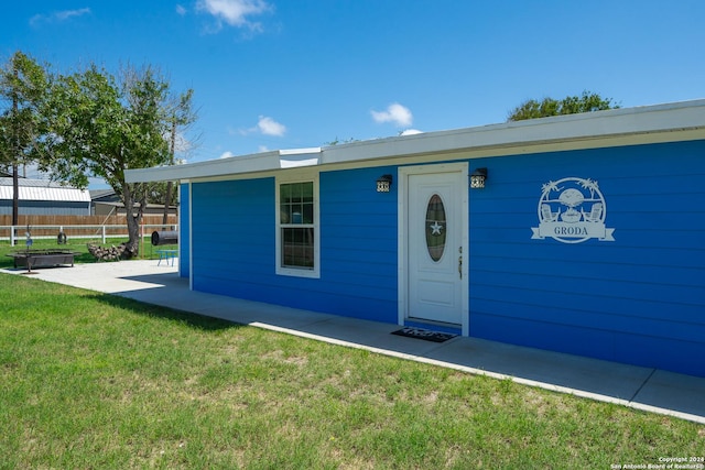 view of front of home with a front lawn