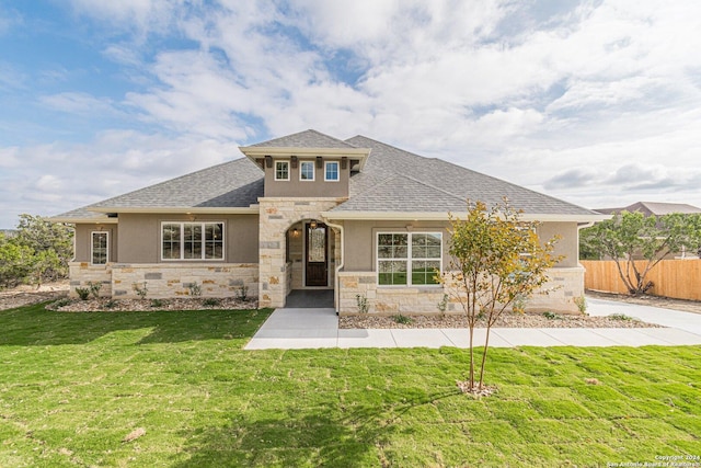 view of front of property featuring a front yard