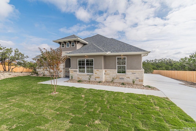 prairie-style home with a front yard