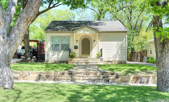 view of front of house with a front lawn