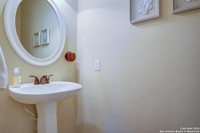 bathroom featuring sink