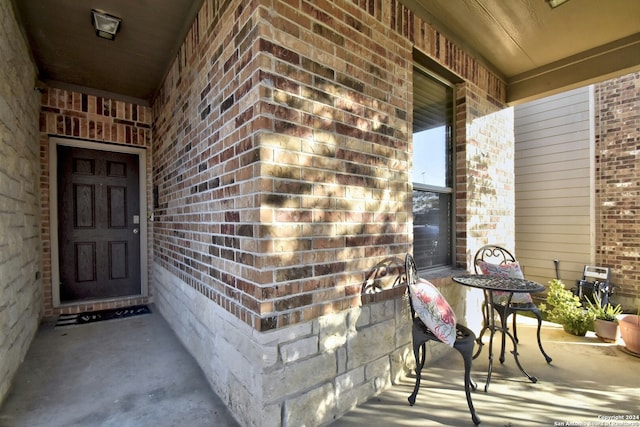 entrance to property featuring covered porch