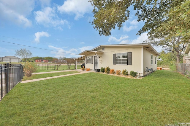 view of front facade featuring a front yard