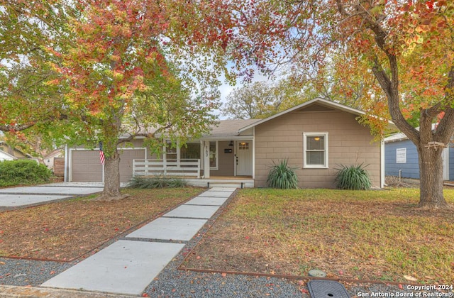 view of front of home featuring a front lawn and covered porch
