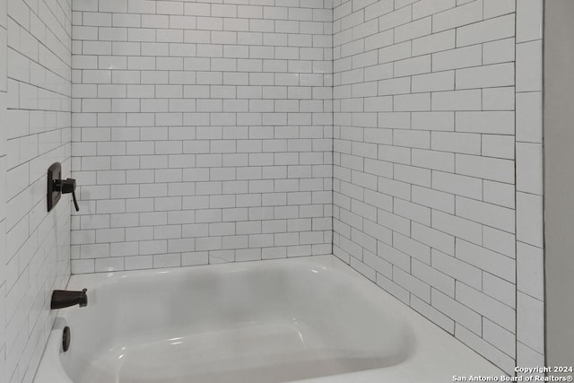 bathroom featuring tiled shower / bath