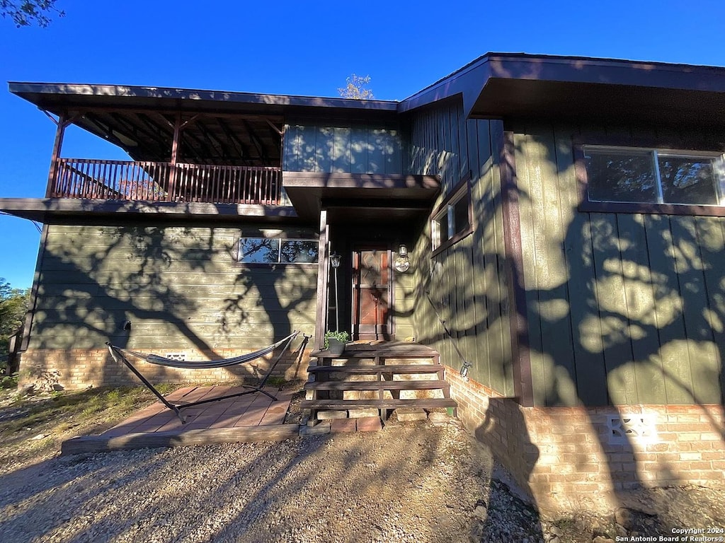 view of front of house featuring a balcony