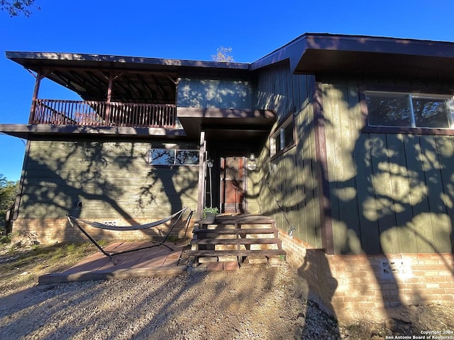 view of front of house featuring a balcony