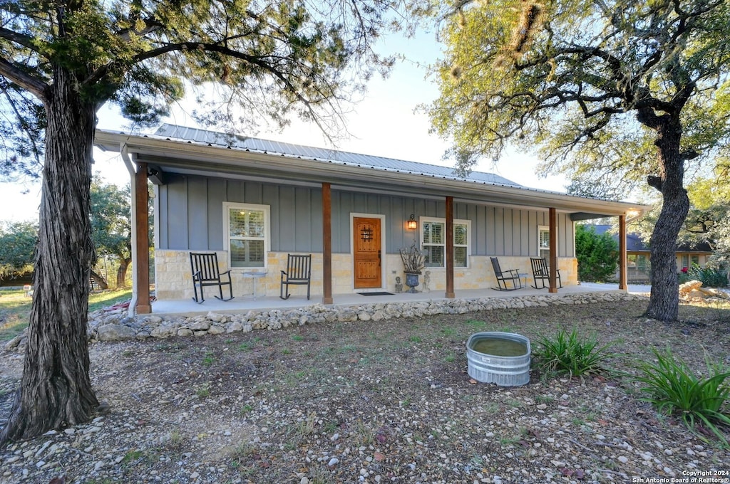 view of front facade with a porch