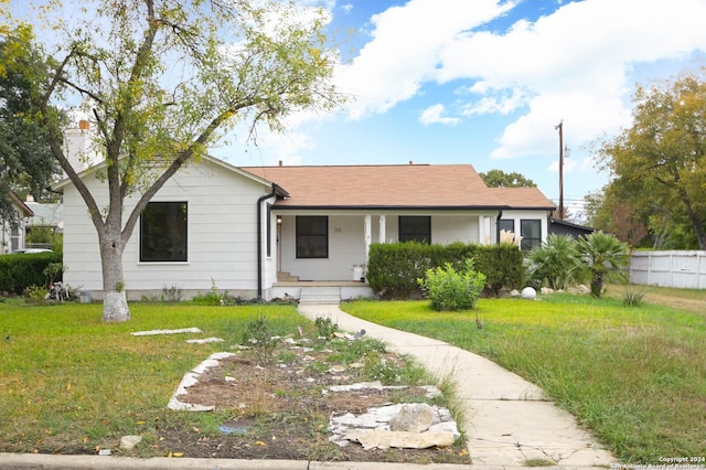 view of front facade featuring a porch and a front lawn