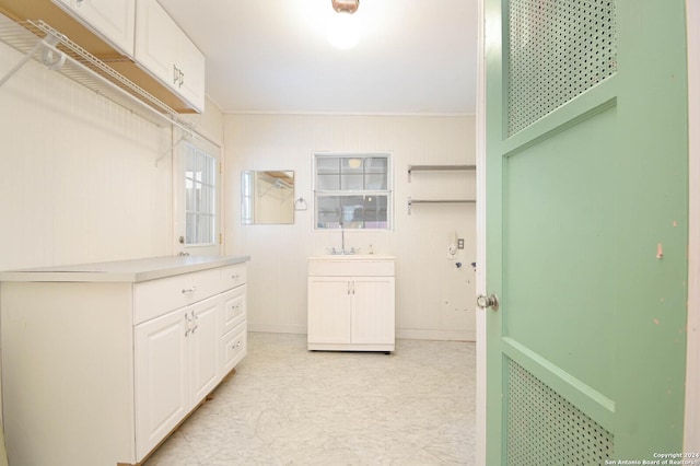 washroom with crown molding