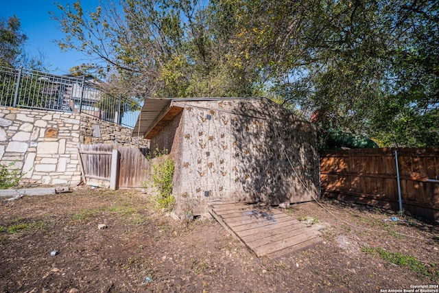 view of yard featuring a storage unit