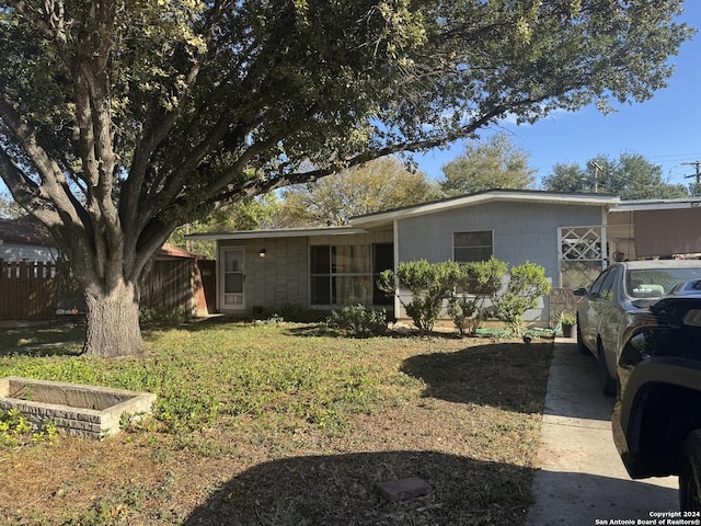 view of front of home featuring a front lawn