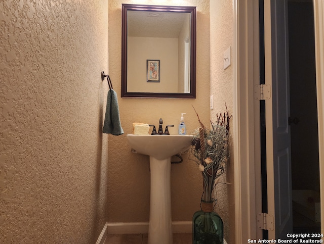 bathroom with a textured ceiling