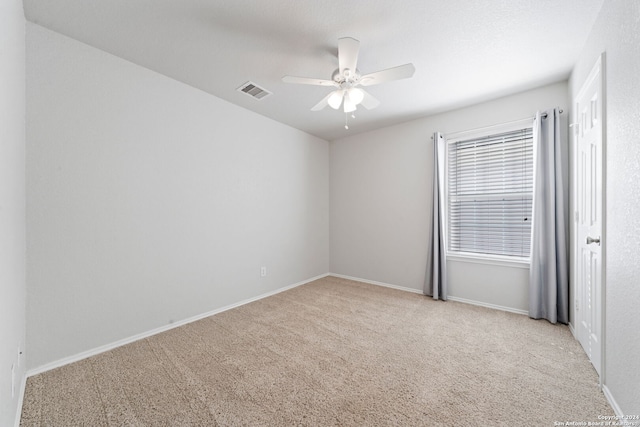 carpeted empty room featuring ceiling fan