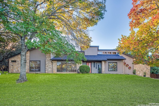 view of front of property featuring a front lawn