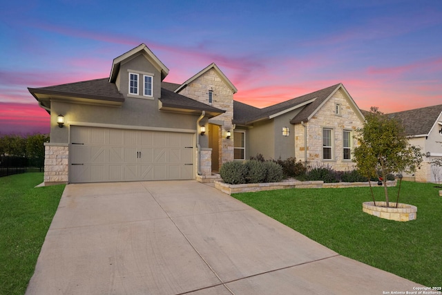 view of front of property featuring a lawn