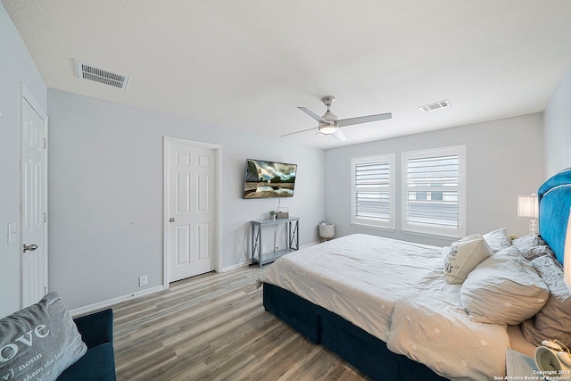 bedroom featuring a textured ceiling, hardwood / wood-style flooring, and ceiling fan