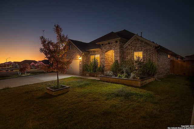 view of front facade featuring a garage and a yard