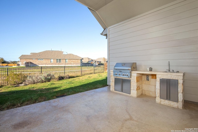 view of patio featuring an outdoor kitchen and grilling area