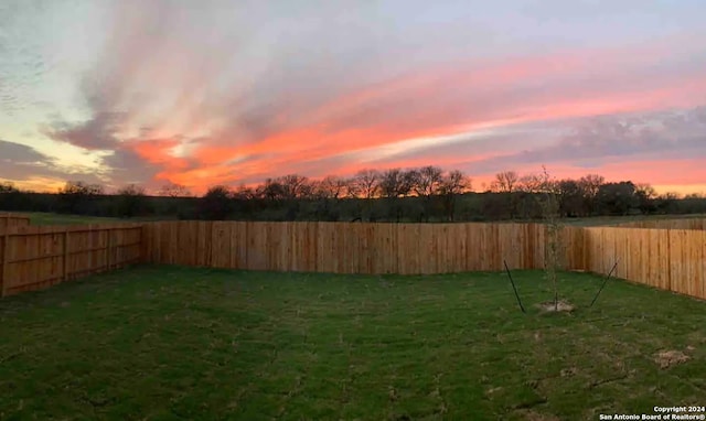 view of yard at dusk