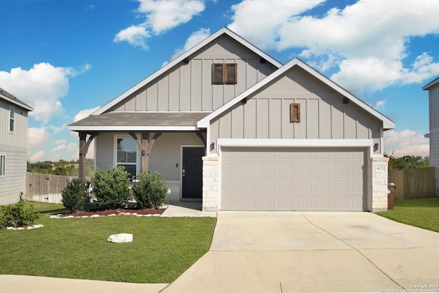 view of front of home featuring a front yard