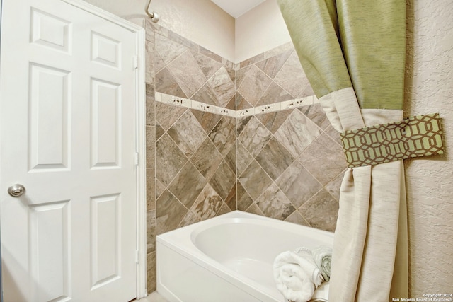 bathroom with tiled shower / bath