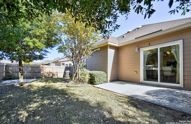 view of yard featuring a patio area