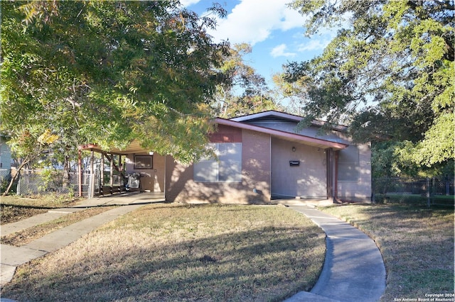 view of front of home featuring a front yard