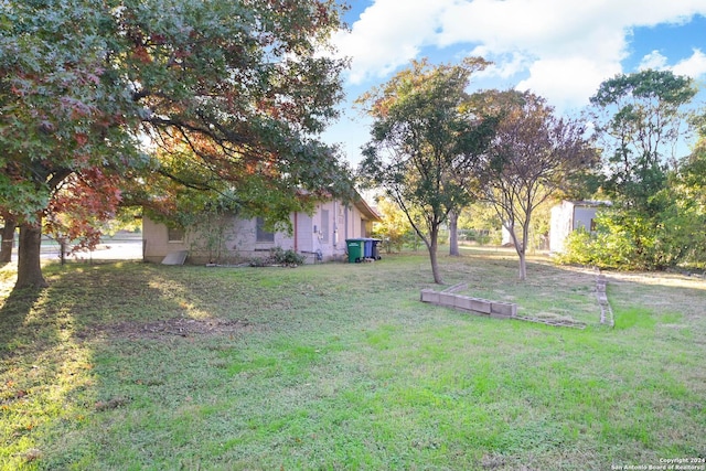 view of yard with a storage unit