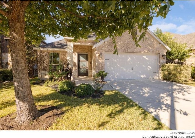 view of front of house featuring a front lawn and a garage