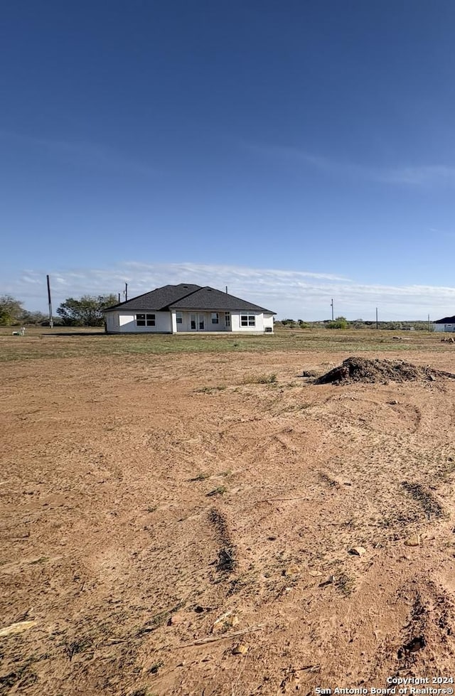 view of yard featuring a rural view