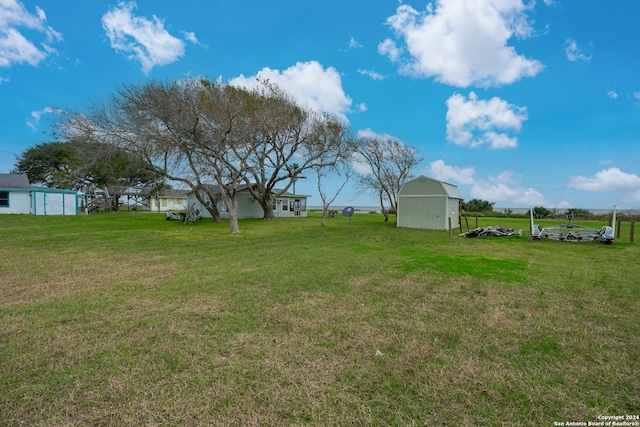 view of yard featuring a storage unit