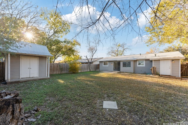 view of yard featuring a shed