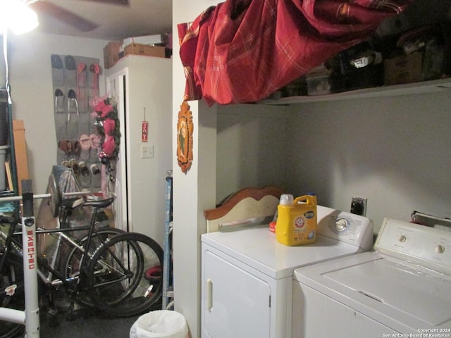 laundry area with independent washer and dryer and ceiling fan