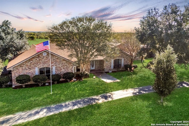 view of front of home featuring a lawn