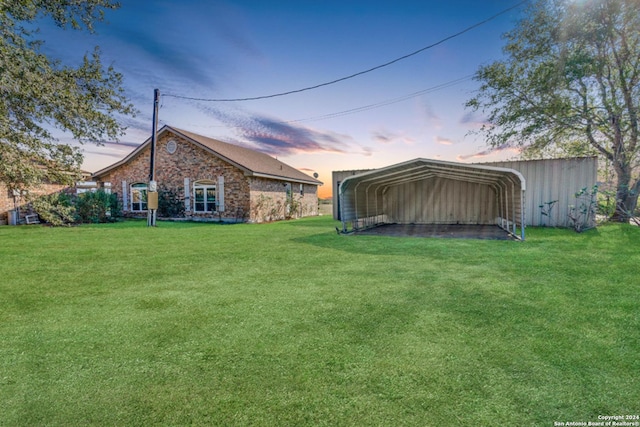 view of yard at dusk