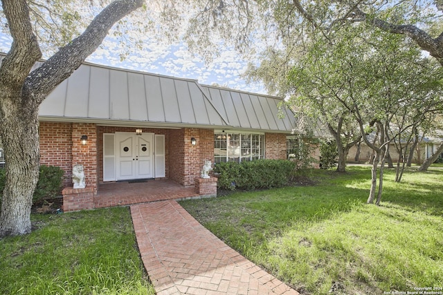 view of front of home featuring a front lawn