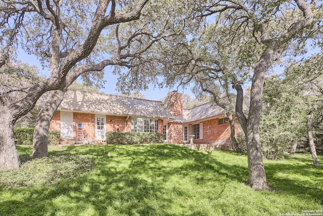 single story home featuring a front yard