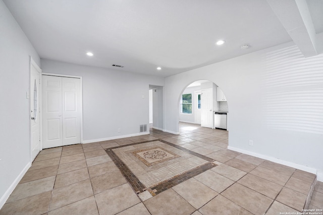 spare room featuring light tile patterned floors