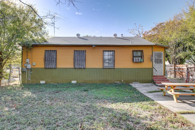 view of front of home with a front lawn