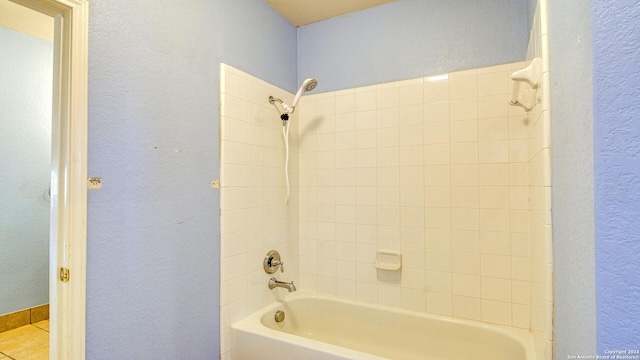 bathroom featuring tiled shower / bath