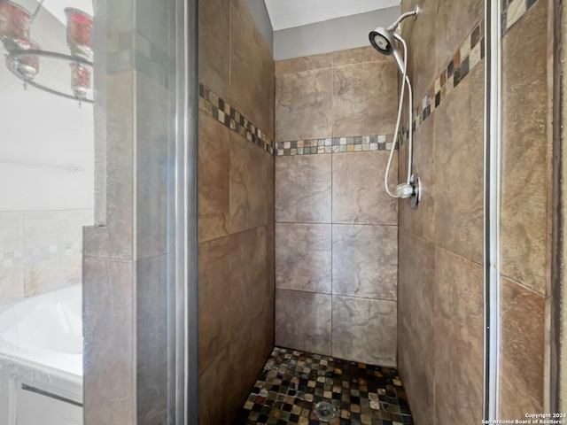 bathroom featuring a tile shower