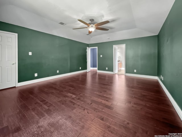 empty room with ceiling fan, dark wood-type flooring, and vaulted ceiling