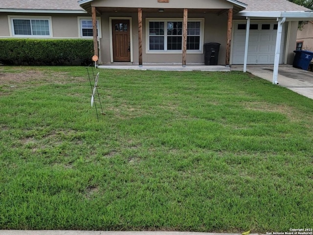 view of front facade featuring a garage and a front lawn