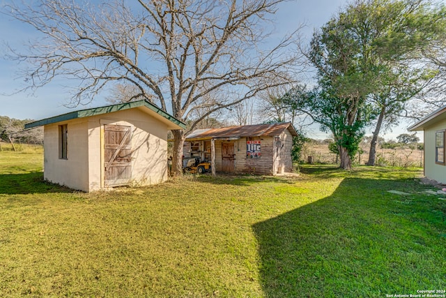 view of yard featuring a storage shed