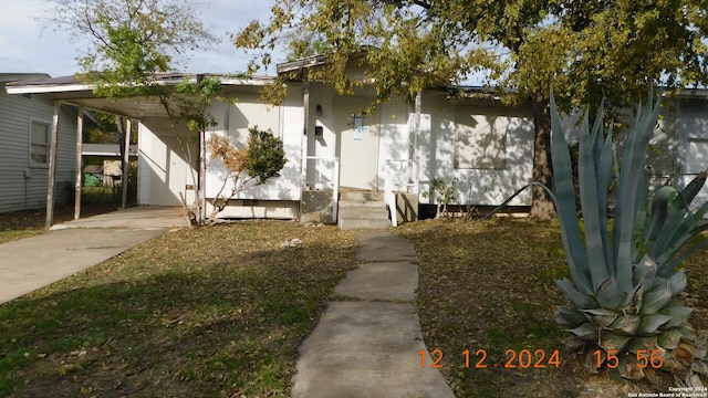 view of front facade featuring a carport