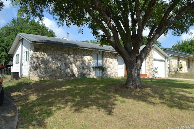 view of front of house with a front lawn